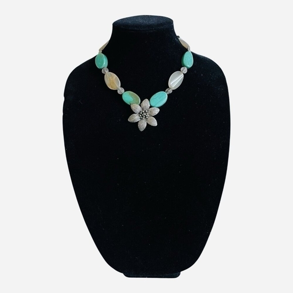 Chunky Turquoise White Stone Beaded Necklace Silver Flower Pendant 18\
